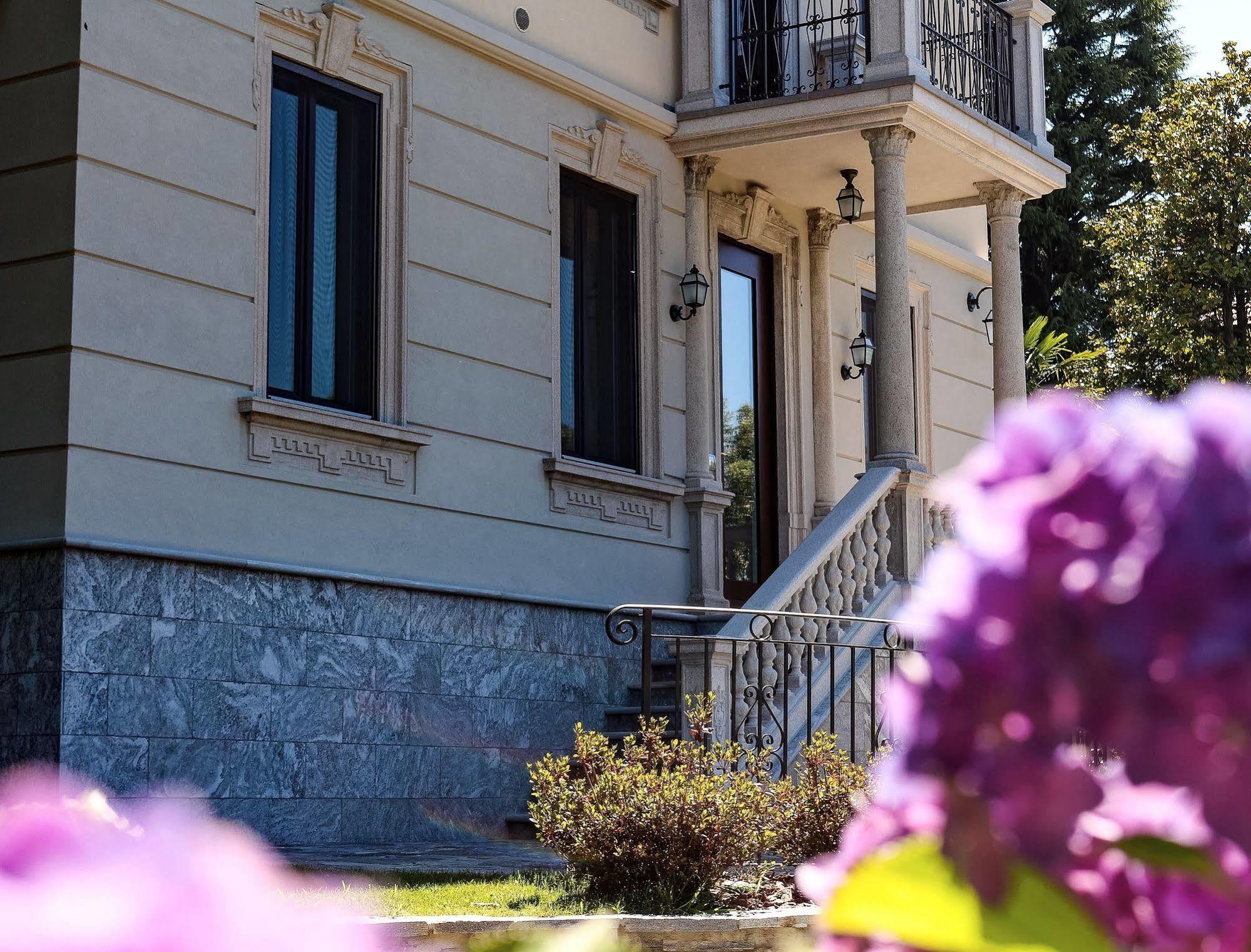 Villa Chiara B&B Biandronno Exterior photo